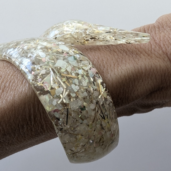 VTG Iridescent & Gold CONFETTI LUCITE Bypass Hinged Clamper CUFF BRACELET - Picture 5 of 8